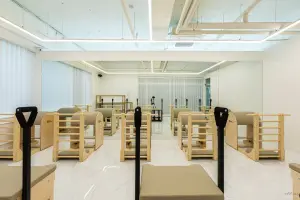 넓은 공간감의 그룹 필라테스 스튜디오 인테리어